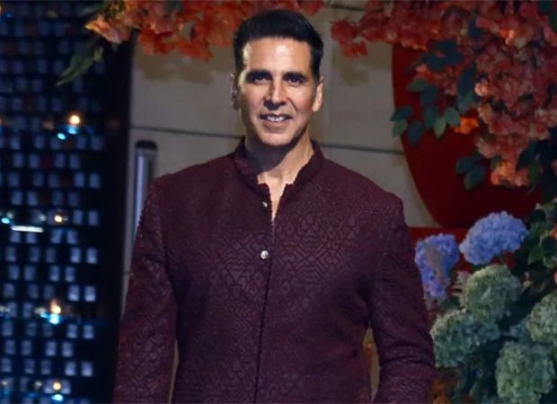 Akshay Kumar received Rs. Punjab 5 crores for flood relief Akshay Kumar received Rs. Punjab is called 5 crores for flood relief, it is called 'service, not donation'