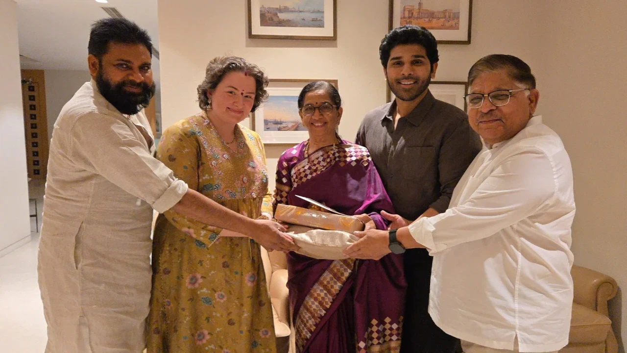 Allu Sirish arrives with people to invite Pawan Kalyan and wife Anna Lezhneva to his wedding with Nayanika Reddy; Picture Allu Sirish invites Pawan Kalyan and wife Anna Lezhneva to his wedding with Nayanika Reddy