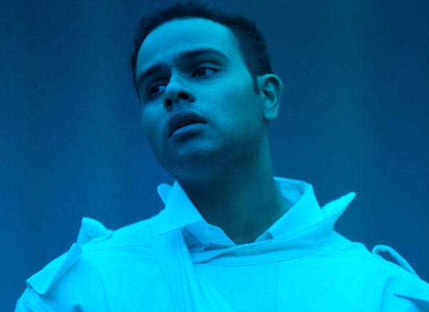 Singer Arpit Bala spits on bottle throwing fan during Hyderabad concert, watch video Singer Arpit Bala spits on bottle throwing fan during Hyderabad concert, watch video