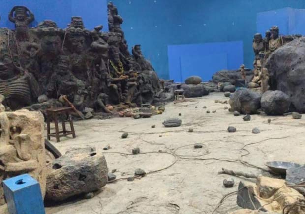 Set photo from Varanasi revealed: Sequence of SS Rajamouli's Ugrabhatti caves leaked for the first time Set photo from Varanasi revealed: Sequence of SS Rajamouli's Ugrabhatti caves leaked for the first time