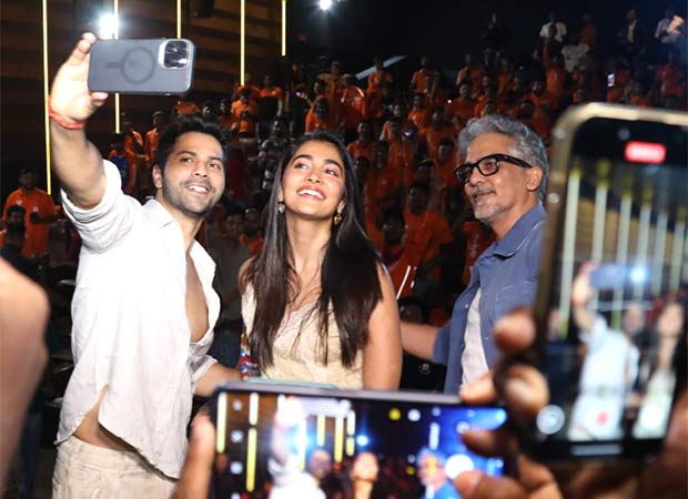 Swiggy hosts special 'Hai Jawaani Toh Ishq Hona Hai' screening for over 150 delivery partners in Mumbai Swiggy hosts special 'Hai Jawaani Toh Ishq Hona Hai' screening for over 150 delivery partners in Mumbai